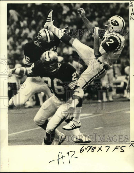 1977 Press Photo Saints' Jimmy Stewart menaces Jets' punter Duane Carrell- Historic Images