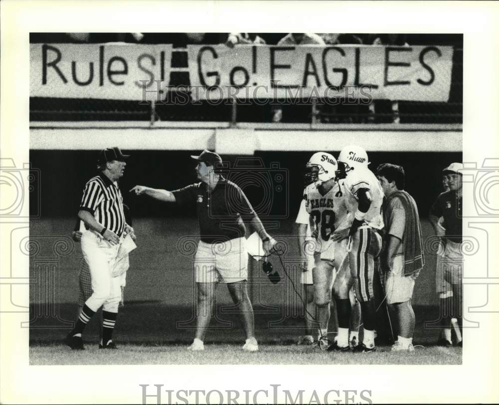 Press Photo Shaw High football coach argues with ref while his players watch - Historic Images