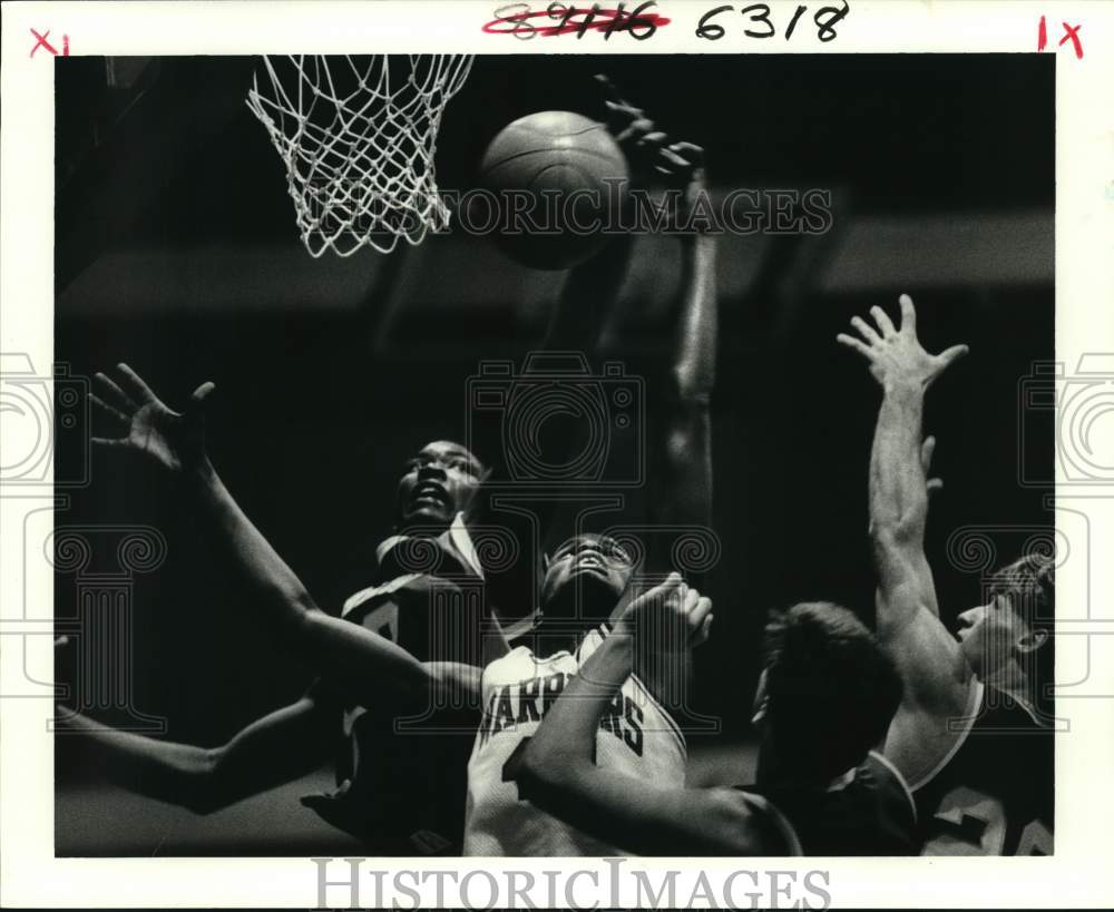 1987 Press Photo Shaw High School basketball players scramble for a rebound - Historic Images