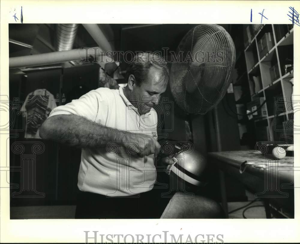 1990 Press Photo Saints&#39; football equipment manager Dan Simmons enhances helmets- Historic Images