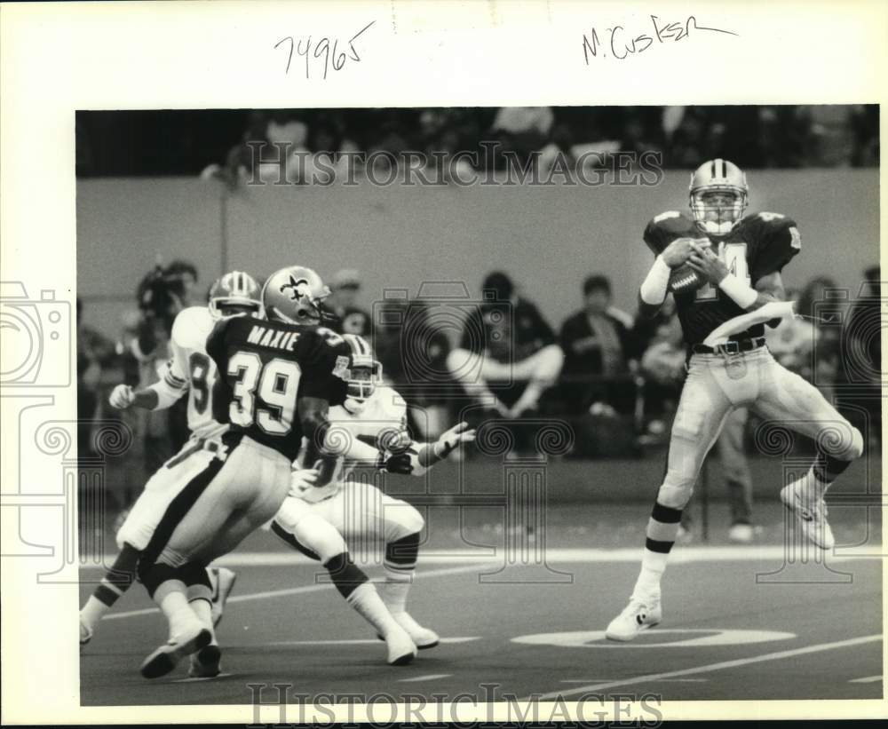 1988 Press Photo Saints Dave Waymer gets interception of Bronco John Elway pass- Historic Images