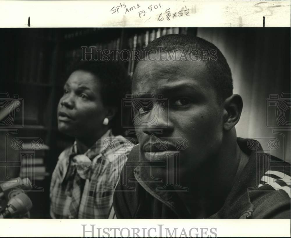 1983 Press Photo Unsigned Ehret High football&#39;s Tyrone Vaughans and his mother- Historic Images