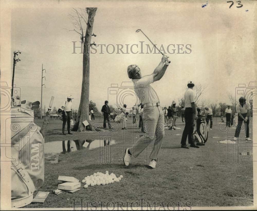 1972 Press Photo PGA Golf Tour rookie Bob Wynn practices swings at Lakewood CC - Historic Images