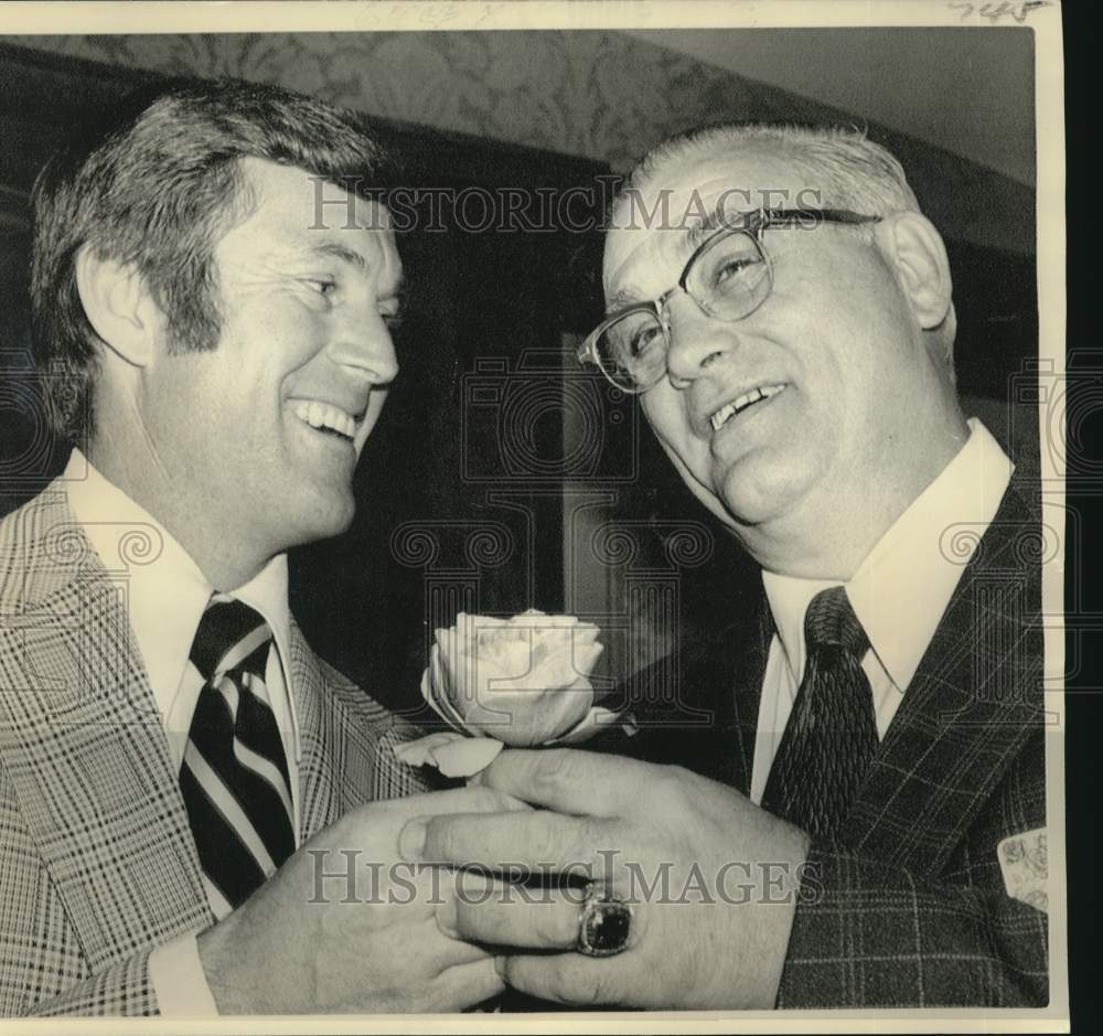 1976 Press Photo Coaches Dick Vermeil/UCLA &amp; Woody Hayes/OSU prior to Rose Bowl - Historic Images