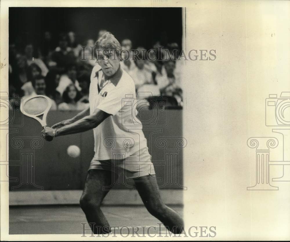 1976 Press Photo Butch van Breda Kolff hits Martina Navratilova&#39;s tennis serve - Historic Images