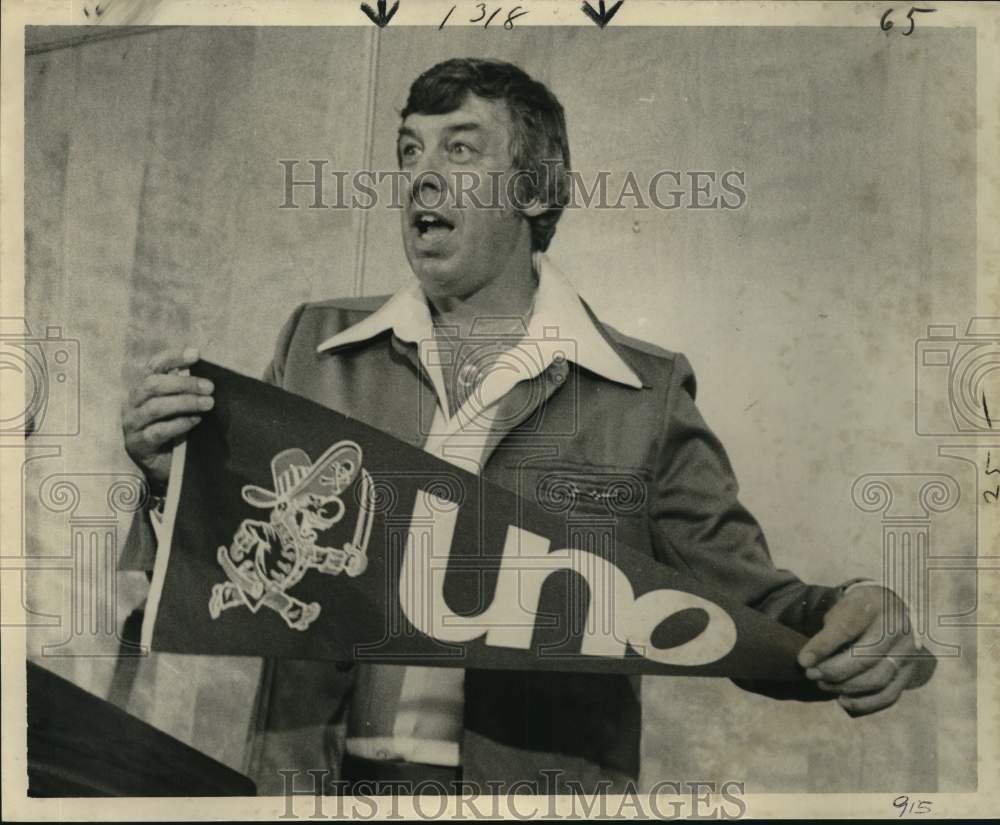 1977 Press Photo UNO basketball coach Butch van Breda Kolff before final game - Historic Images