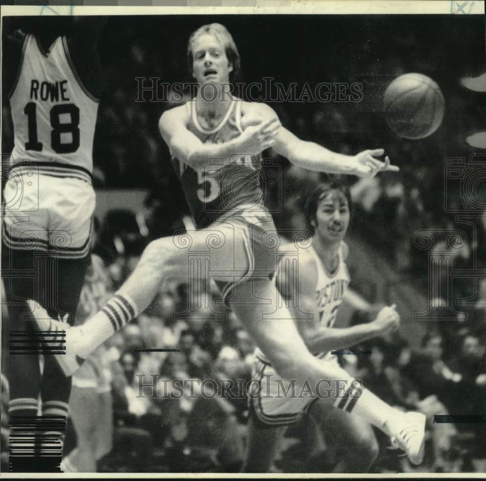 1975 Press Photo Atlanta Hawks basketball forward Tom Van Arsdale loses the ball- Historic Images