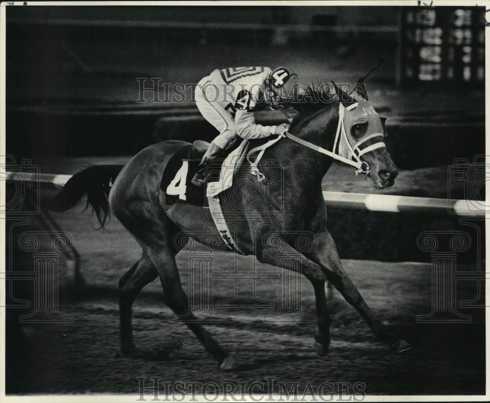 1977 Press Photo Table the Rumor and jockey Willie Shoemaker alone at the wire- Historic Images