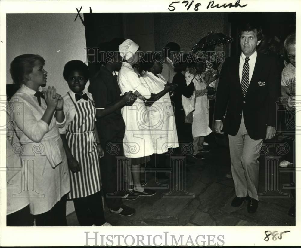 1981 Press Photo Pitt Coach Jackie Sherrill welcomed by New Orleans hotel staff.- Historic Images