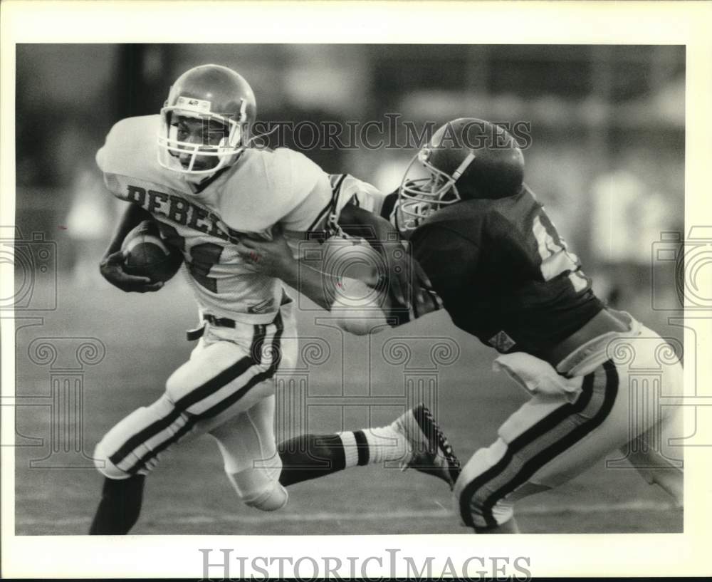 1989 Press Photo Riverdale&#39;s Juan Small evades Redeemer&#39;s Otis Martin at Newman - Historic Images