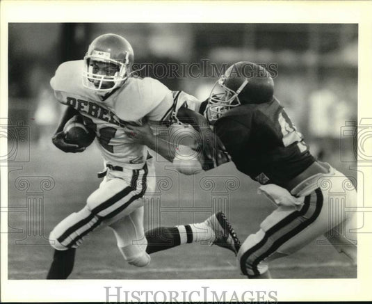 1989 Press Photo Riverdale's Juan Small evades Redeemer's Otis Martin at Newman - Historic Images