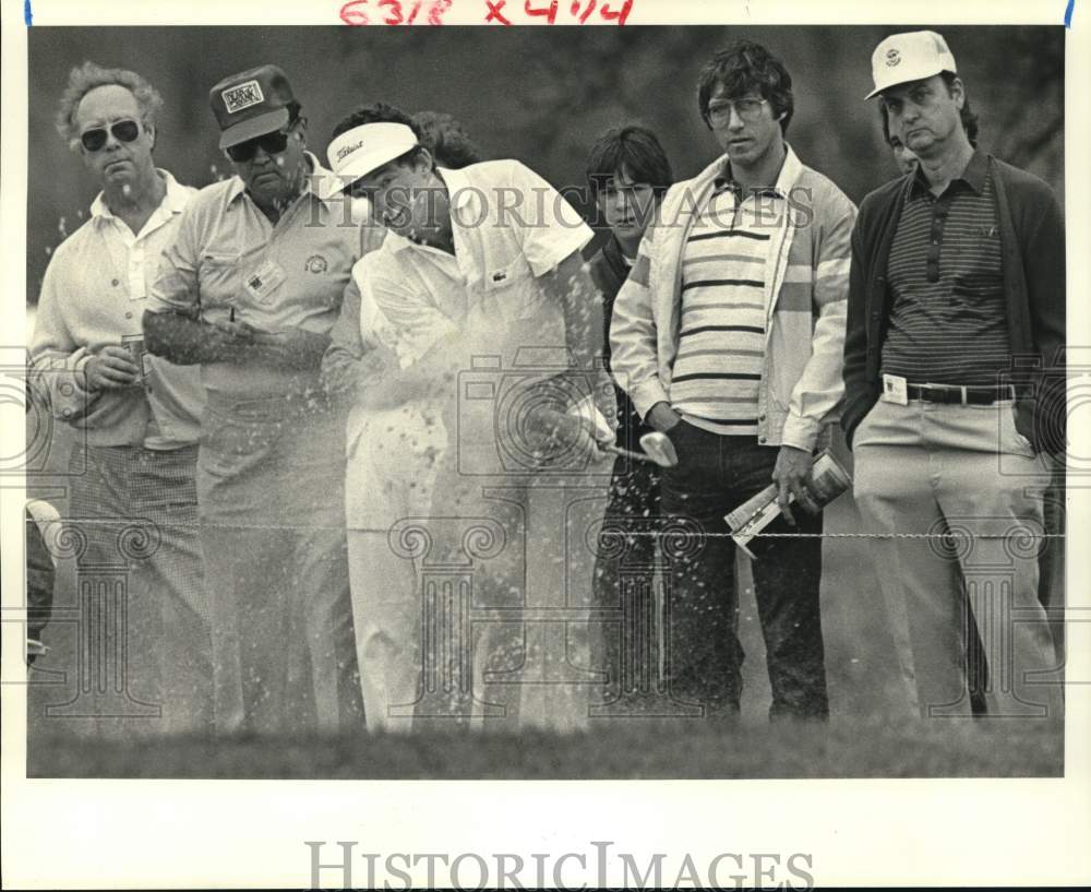 1985 Press Photo Golfer Tony Sills hits second shot from trap at 17th, Lakewood- Historic Images