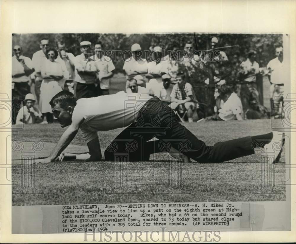 1964 Press Photo Golfer R.H. Sikes Jr. eyes putt in 3rd round of Cleveland Open- Historic Images