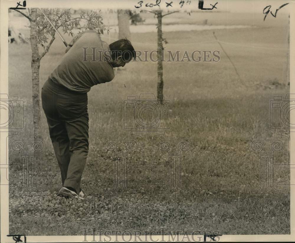 1971 Press Photo Golfer Dan Sikes in the woods on 18th, 4 under par in 8 holes - Historic Images