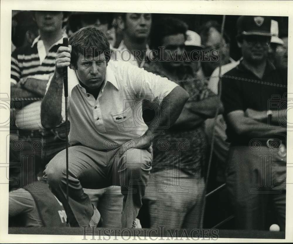 1978 Press Photo Golfer Mike Shea studies the green - nos35352- Historic Images