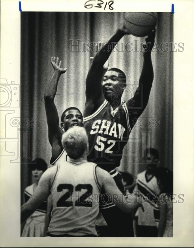 1987 Press Photo Shaw High School&#39;s basketball player Melvin Simon in action - Historic Images