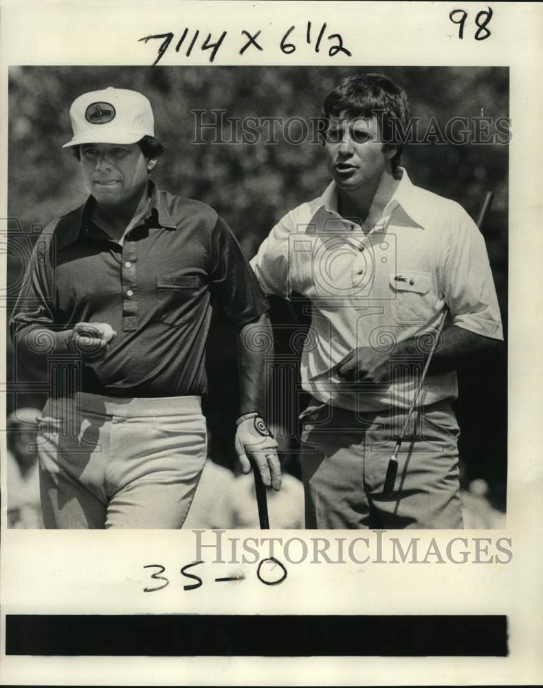 1978 Press Photo Golfers Lee Trevino and Mike Shea trot down New Orleans fairway - Historic Images