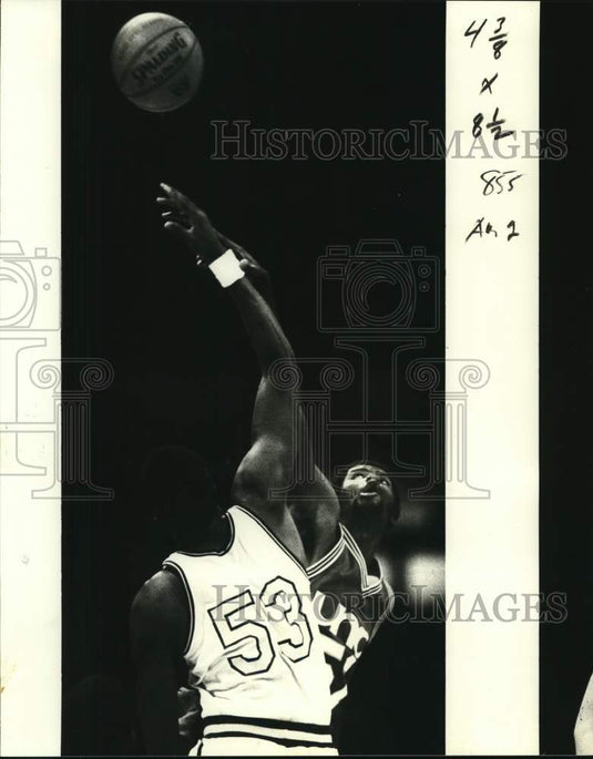 1980 Press Photo ASU's Alton Lister and UNO's Sherman Scott jump for basketball.- Historic Images