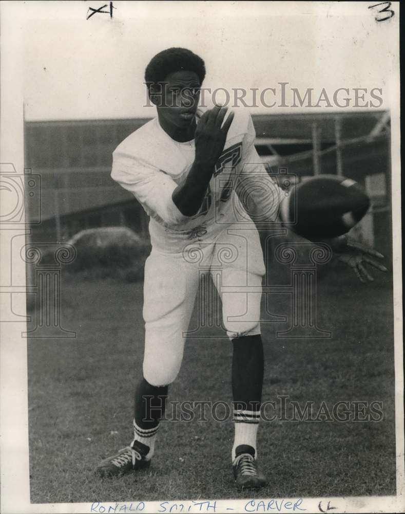1970 Press Photo Carver football quarterback Ronald Smith throws ball.- Historic Images