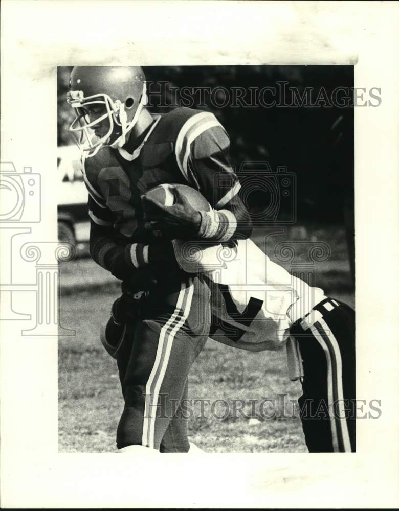 Press Photo Football player Wayne Smith with the ball. - nos35536 - Historic Images