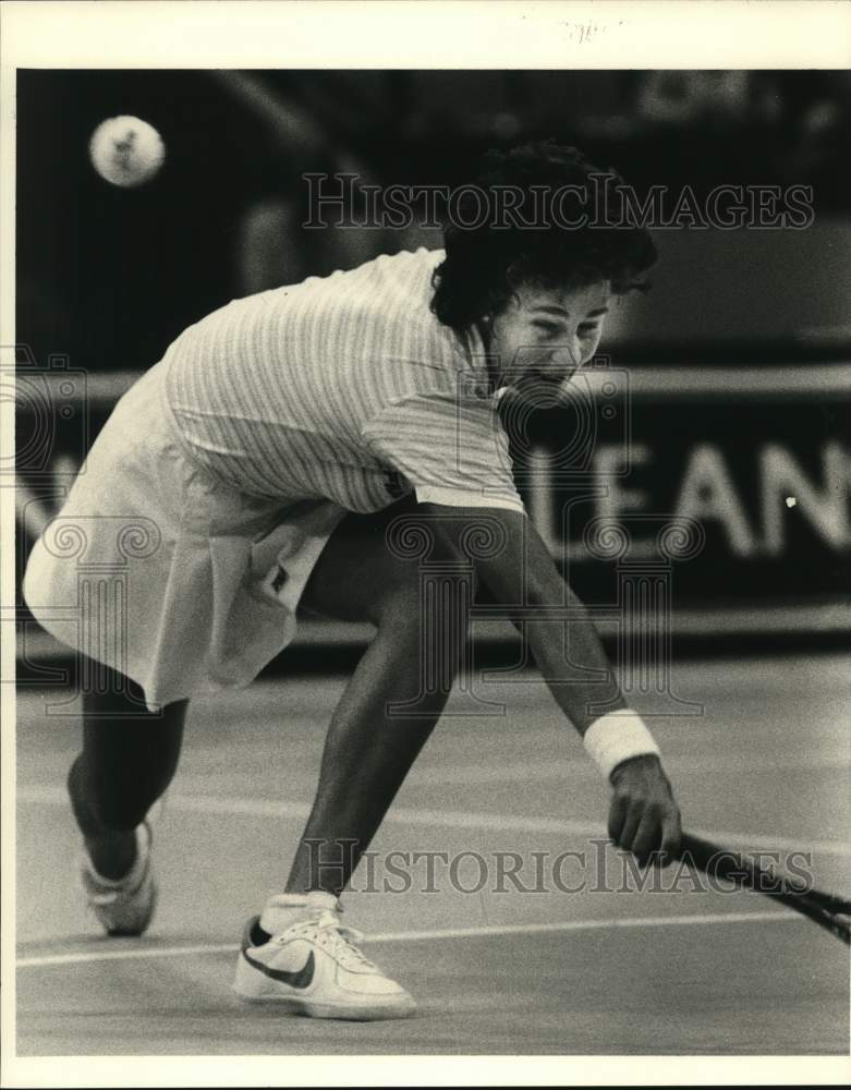 1984 Press Photo Pam Shriver returns low shot against Pam Casales - nos35544 - Historic Images