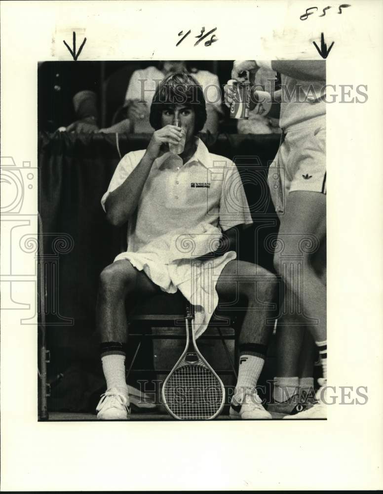 1980 Press Photo Tennis player Tim Siegel takes break - nos35586 - Historic Images