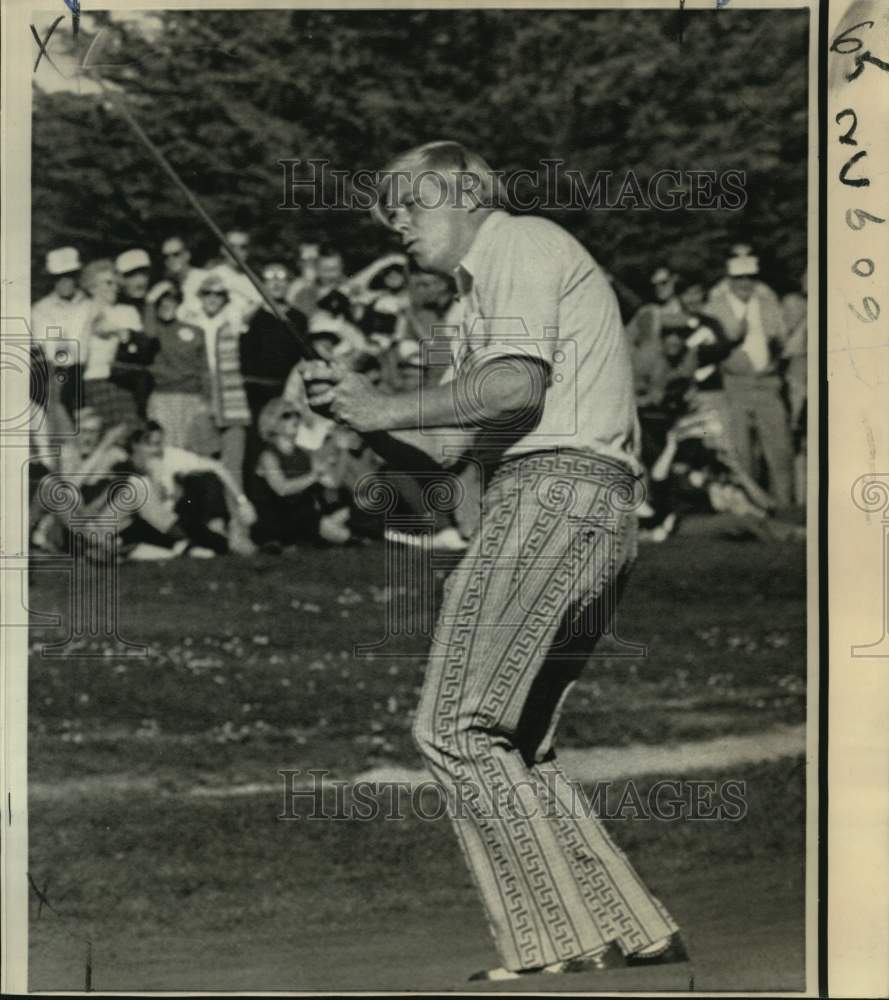 1971 Press Photo Golfer Tom Shaw waves magic putter at Pebble Beach third hole - Historic Images