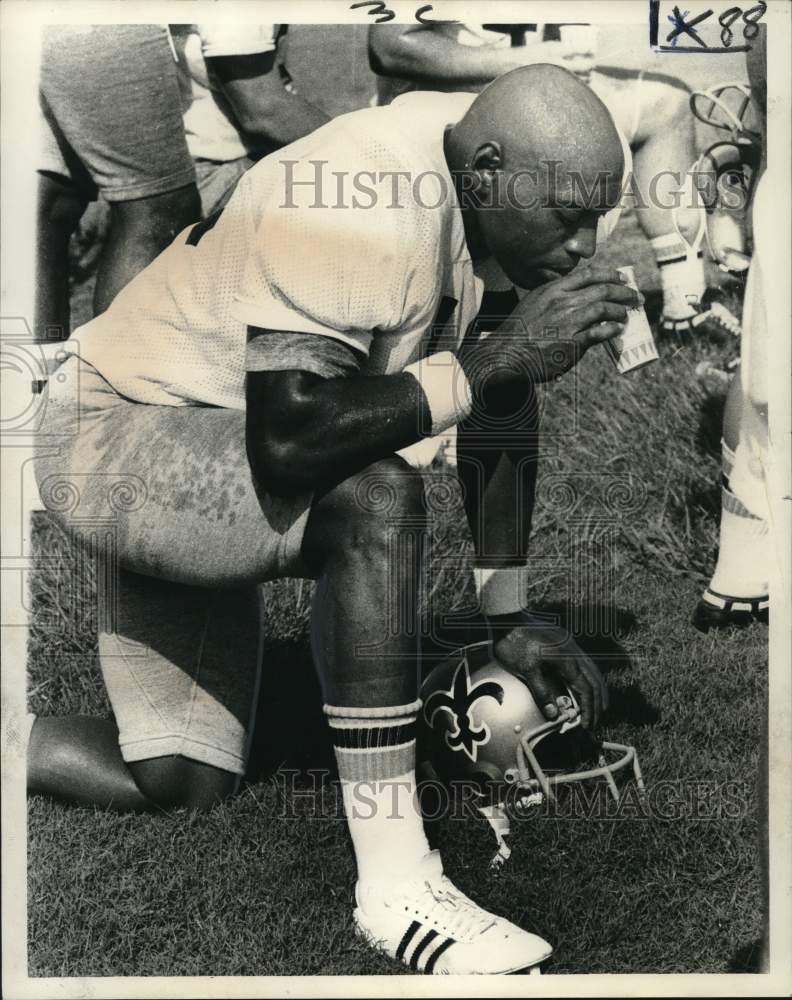 1972 Press Photo New Orleans Saints' Tom Smiley takes water break at practice- Historic Images