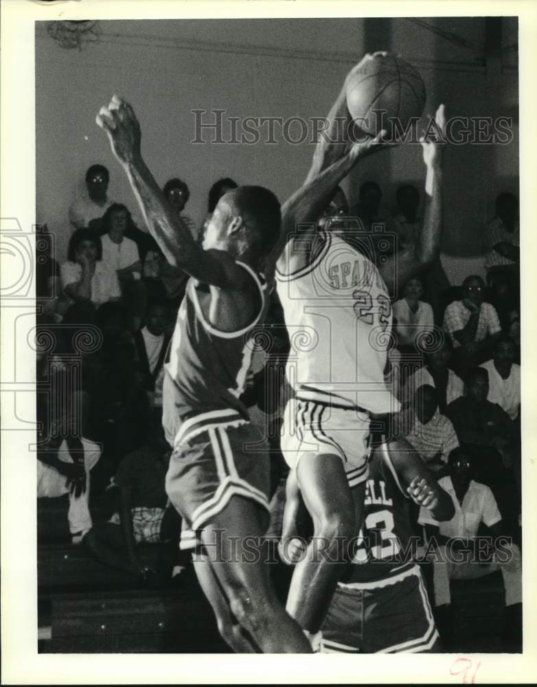 1988 Press Photo Norman Ducre &amp; Dewayne Populus in pre-season jamboree action - Historic Images