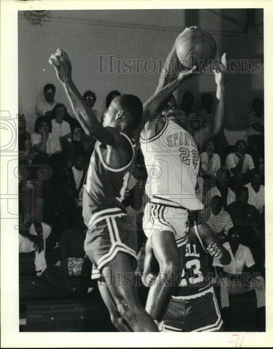 1988 Press Photo Norman Ducre & Dewayne Populus in pre-season jamboree action - Historic Images