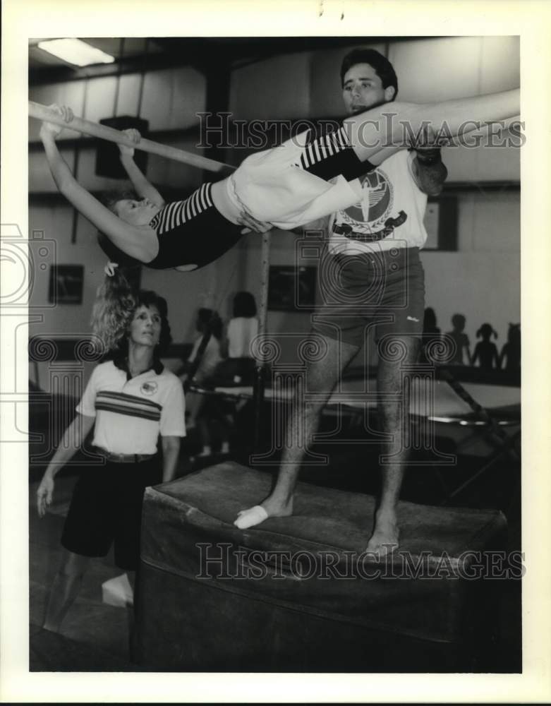 1989 Press Photo Olympian Johnny Moyal teaches at Slidell Gymnastics Club - Historic Images