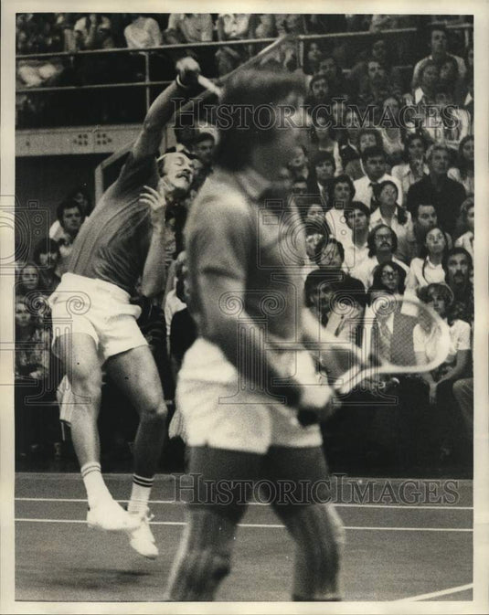 1974 Press Photo Stan Smith in the background making a return in tennis doubles. - Historic Images