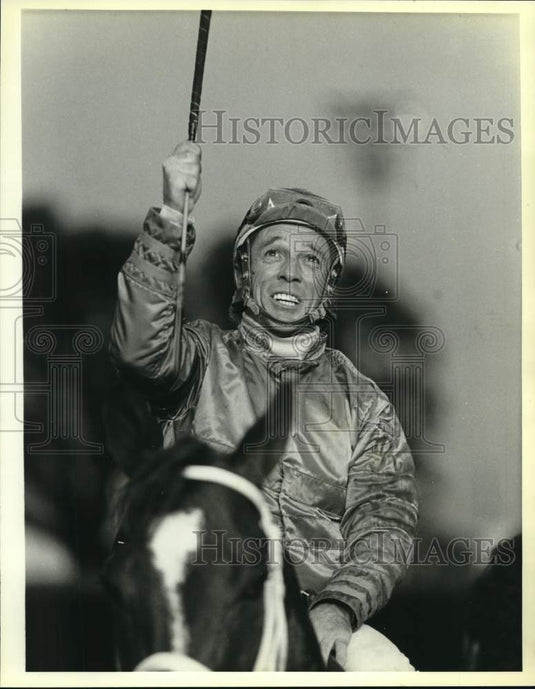 1987 Press Photo Jockey Larry Snyder salutes the crowd after New Orleans win - Historic Images