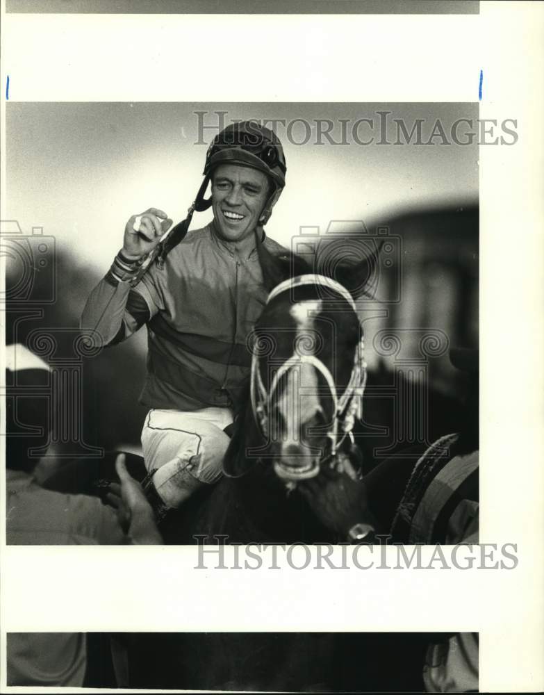 1985 Press Photo Larry Snyder celebrates after riding Westheimer in New Orleans, - Historic Images