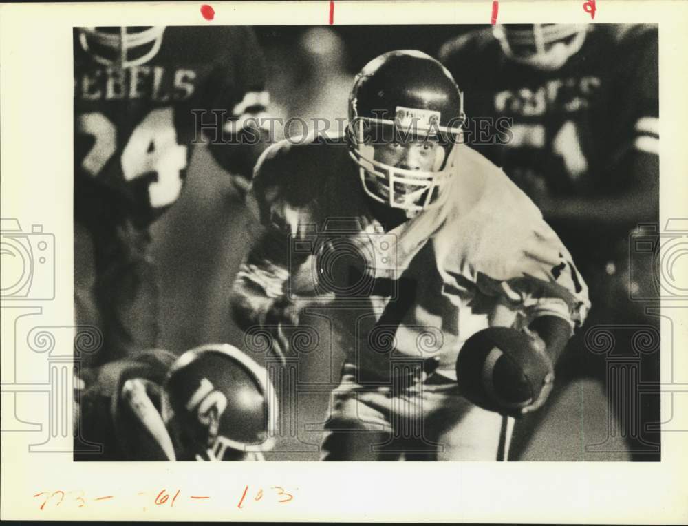 1988 Press Photo De La Salle Footballer Bobby Stevens Runs for Touchdown- Historic Images