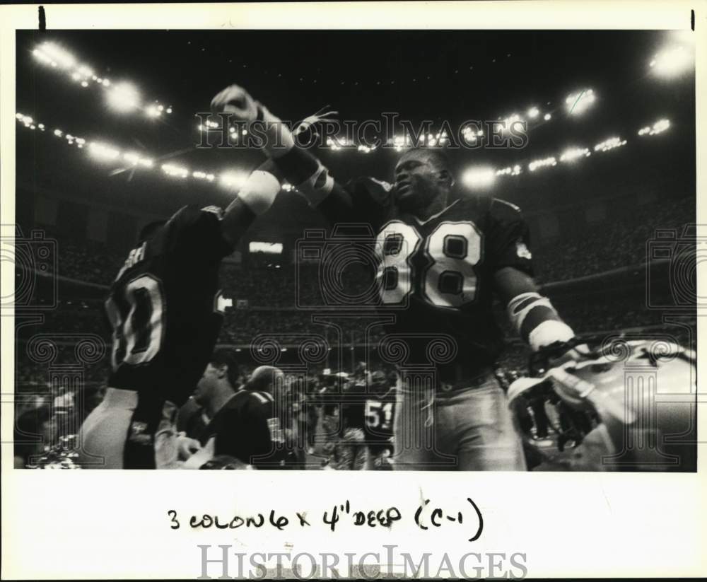 1990 Press Photo Saints Robert Massy &amp; Floyd Turner celebrate victory over Rams.- Historic Images