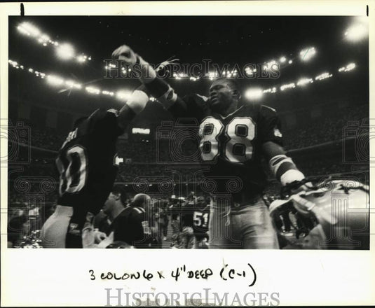 1990 Press Photo Saints Robert Massy & Floyd Turner celebrate victory over Rams.- Historic Images