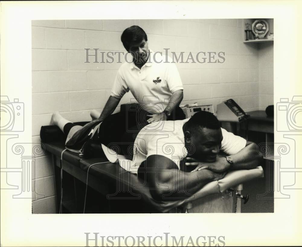 1990 Press Photo Saints Trainer Dean Kleinschmidt with Player Michael Simmons- Historic Images