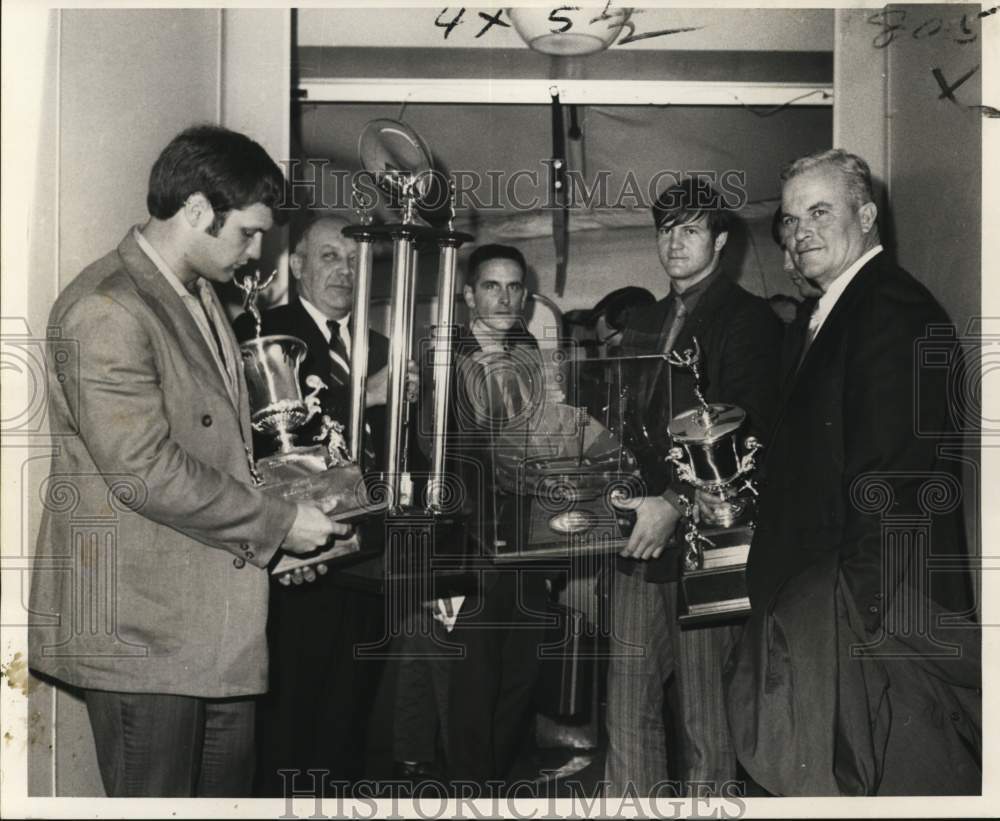 1970 Press Photo Tulane Footballers, Officials Admire Liberty Bowl Trophies - Historic Images