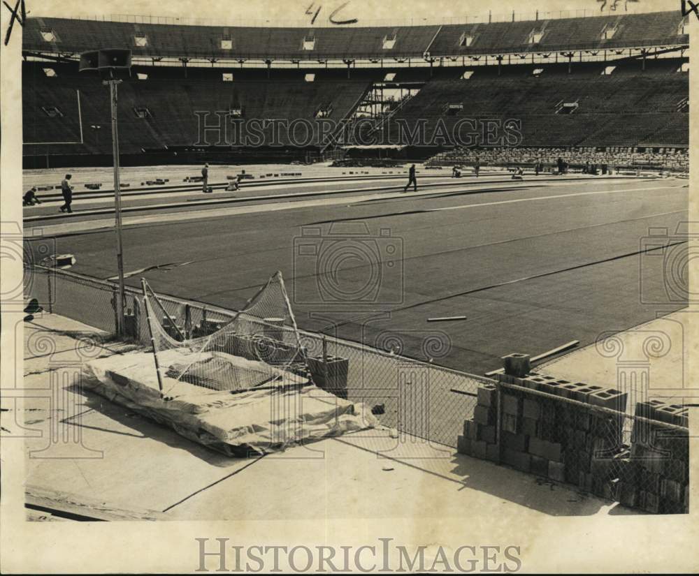 1973 Press Photo New Turf Installation at Tulane Stadium Delayed Due to Weather- Historic Images