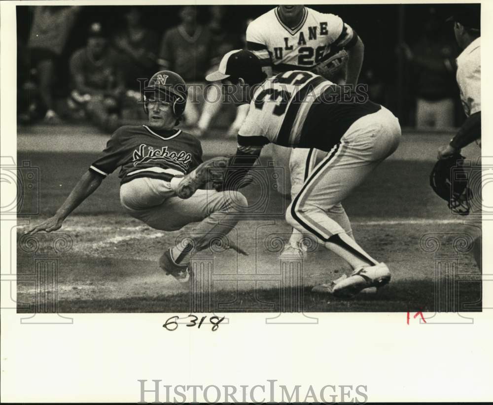 1986 Press Photo Tulane baseball game in play. - nos36466 - Historic Images