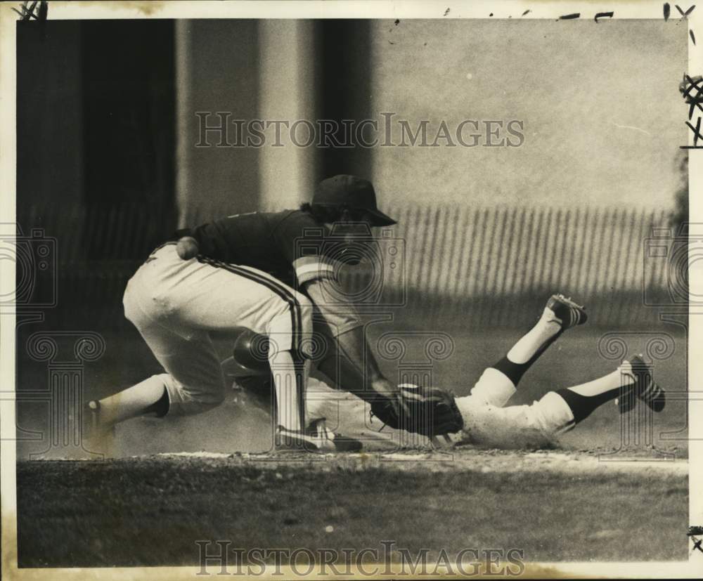 1978 Press Photo Outfielder Mike Mauk, University of New Orleans slides in safe.- Historic Images