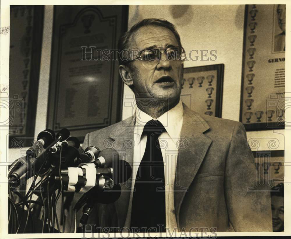 1980 Press Photo Saints football head Dick Stanfel at press conference. - Historic Images