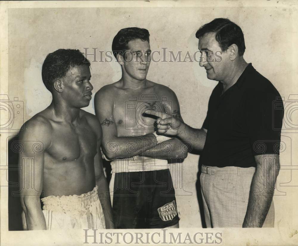 1969 Press Photo Manager Vince Arnona, gives a word of advice to his two boxers. - Historic Images