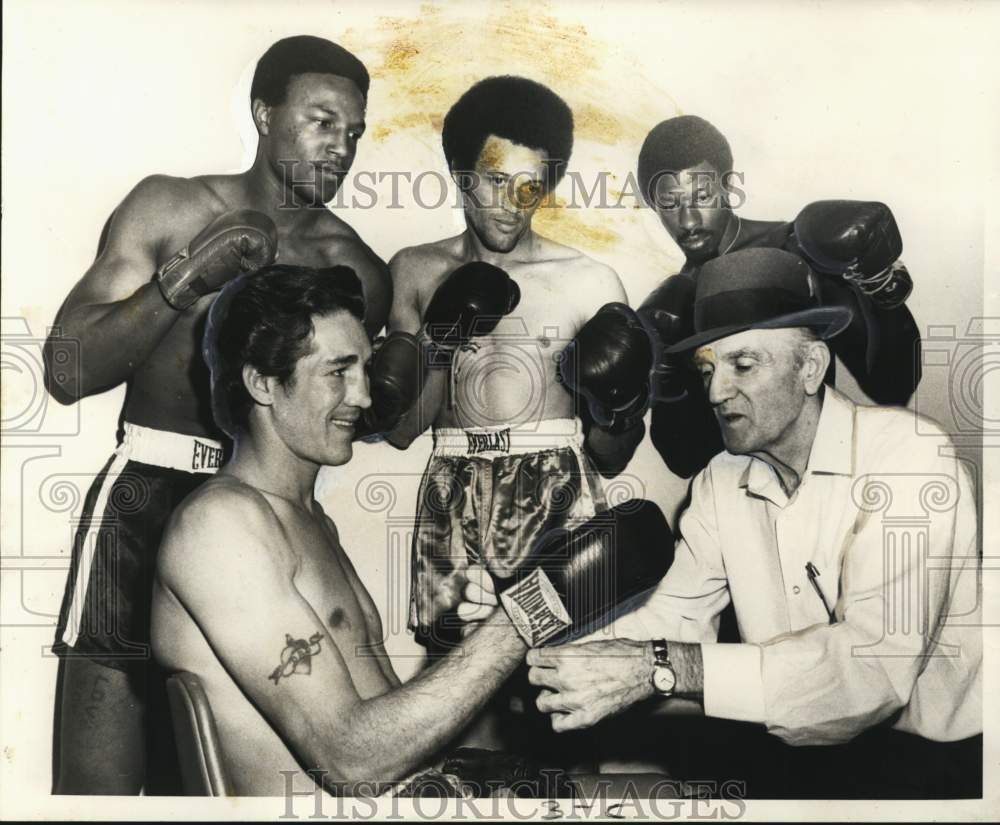 1971 Press Photo Billy Vining gets help with his glove from trainer Brother Kron - Historic Images