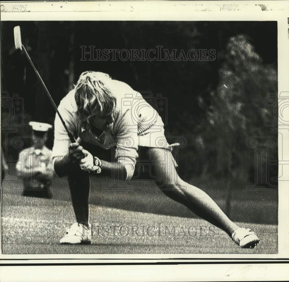 1973 Press Photo Carol Skala waves putter after sinking birdie putt on the 16th - Historic Images