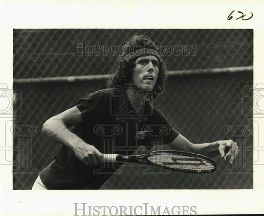 1982 Press Photo Tennis player Jonathan Sorbo intently eyes return shot.- Historic Images