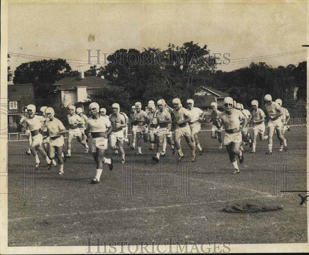 1968 Press Photo Tulane Football Team Players Hit Field for Preseason Drills - Historic Images