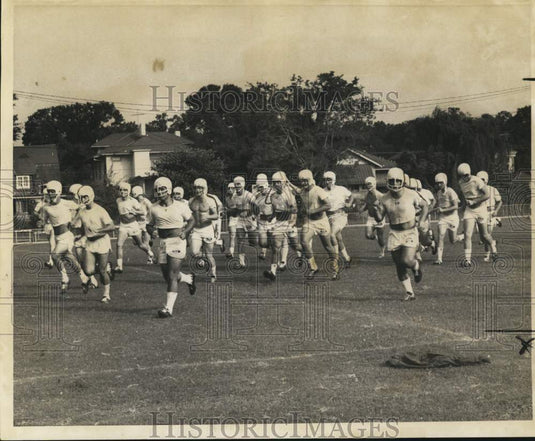 1968 Press Photo Tulane Football Team Players Hit Field for Preseason Drills - Historic Images