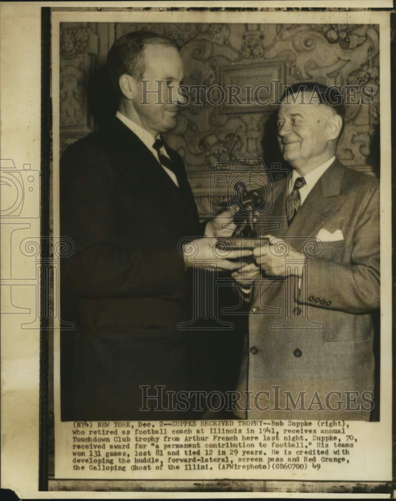 1949 Press Photo Ex-University of Illinois Football Bob Zuppke Gets Trophy - Historic Images